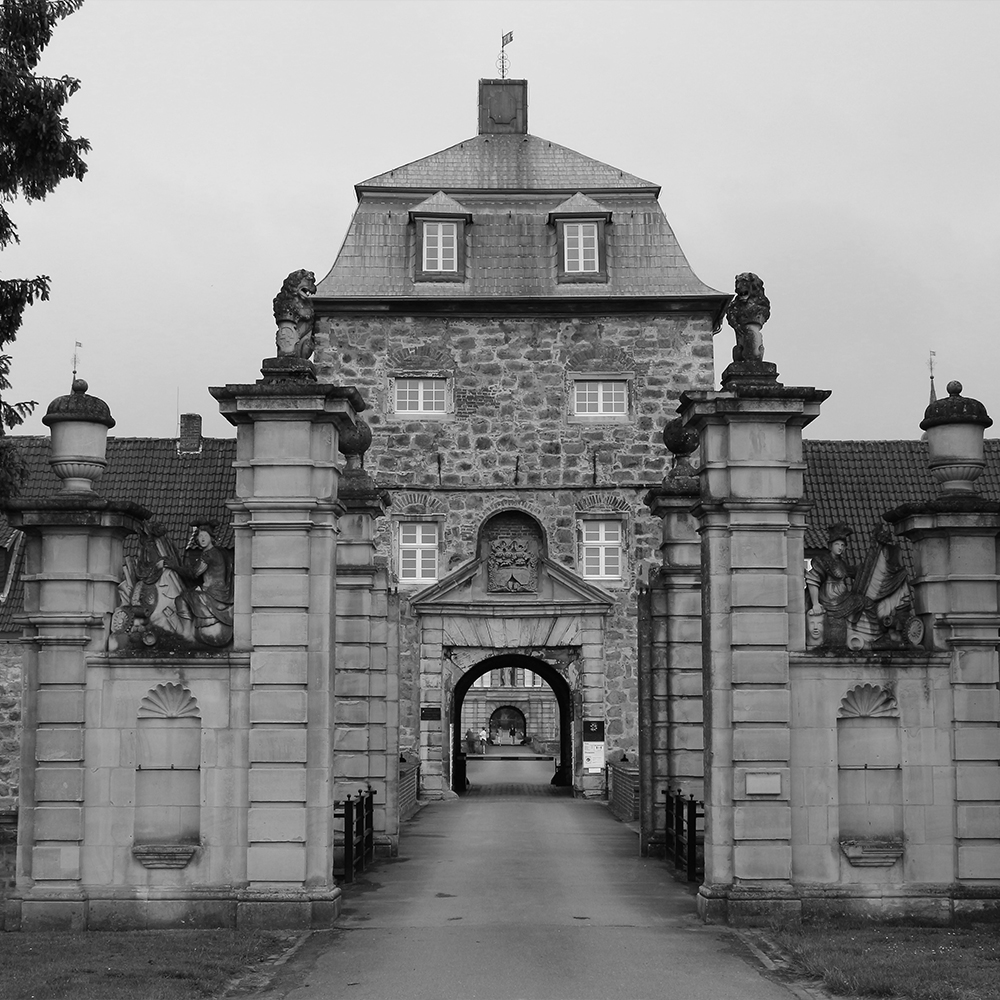 Ein schwarz weiß Foto von dem Schloss Lembeck. in Dorsten.