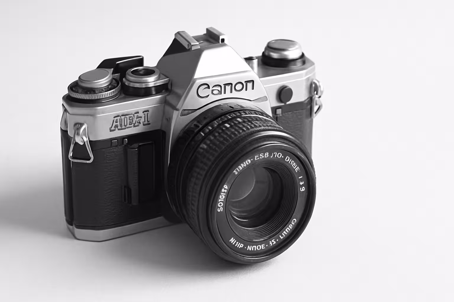 Ein schwarz weiß Foto von einer alten Canon AE-1.
