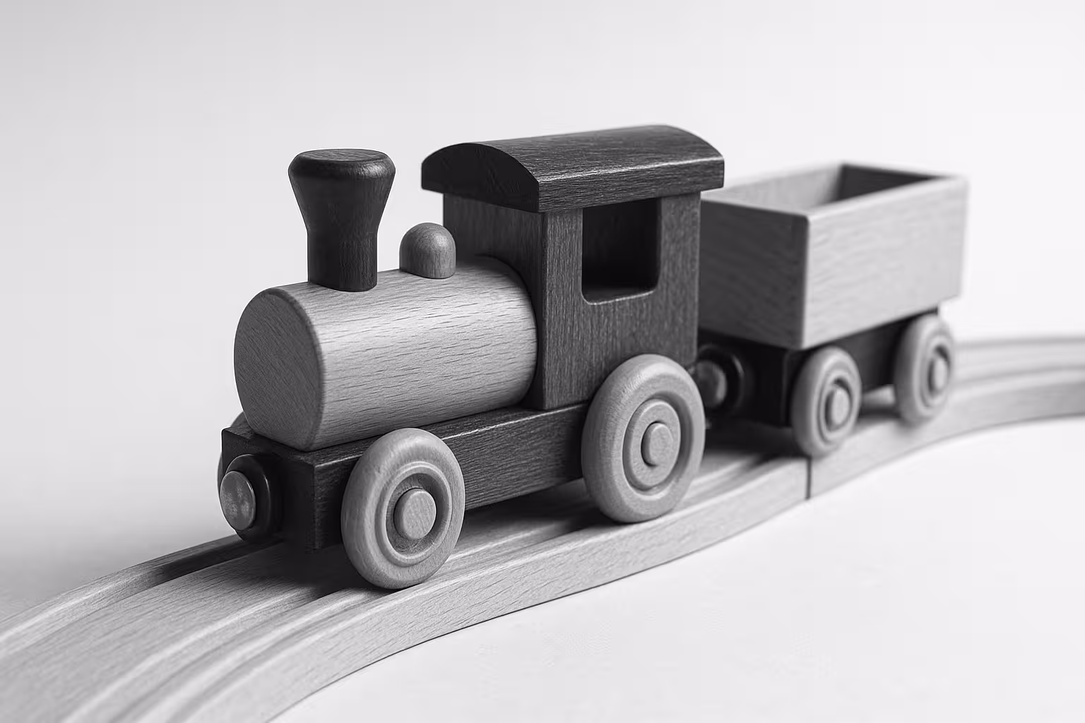 Ein schwarz weiß Foto von einer hölzernen Eisenbahn.